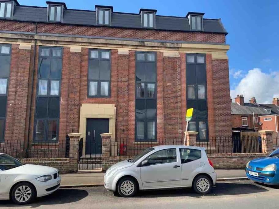 Newly Built 2 Bed Flat In The Heart Of Leek Apartment Exterior foto